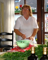 Renate schleudert den gewaschenen B&auml;rlauch trocken