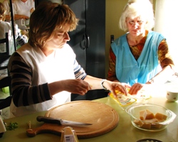 Birgit und Karin schneiden Parmesan