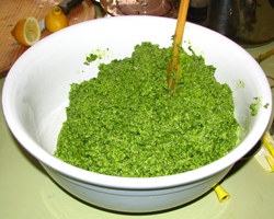 Eine gro&szlig;e Sch&uuml;ssel mit 5 kg B&auml;rlauchpesto