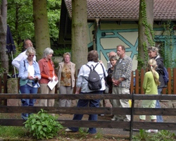 Dagmar Tischer erklärt die Anwendung von Schöllkraut - Foto © A. Helfmann