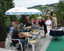 Die große Sonnenterrasse des Gasthof Schönblick in Frammersbach