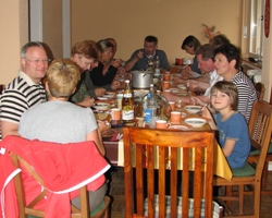 An der gro&szlig;en Tafel verspeisen wir gemeinsam die Wildkr&auml;uter-Gerichte