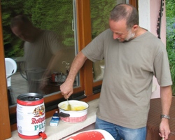 Der Gundermannpudding wird kalt ger&uuml;hrt